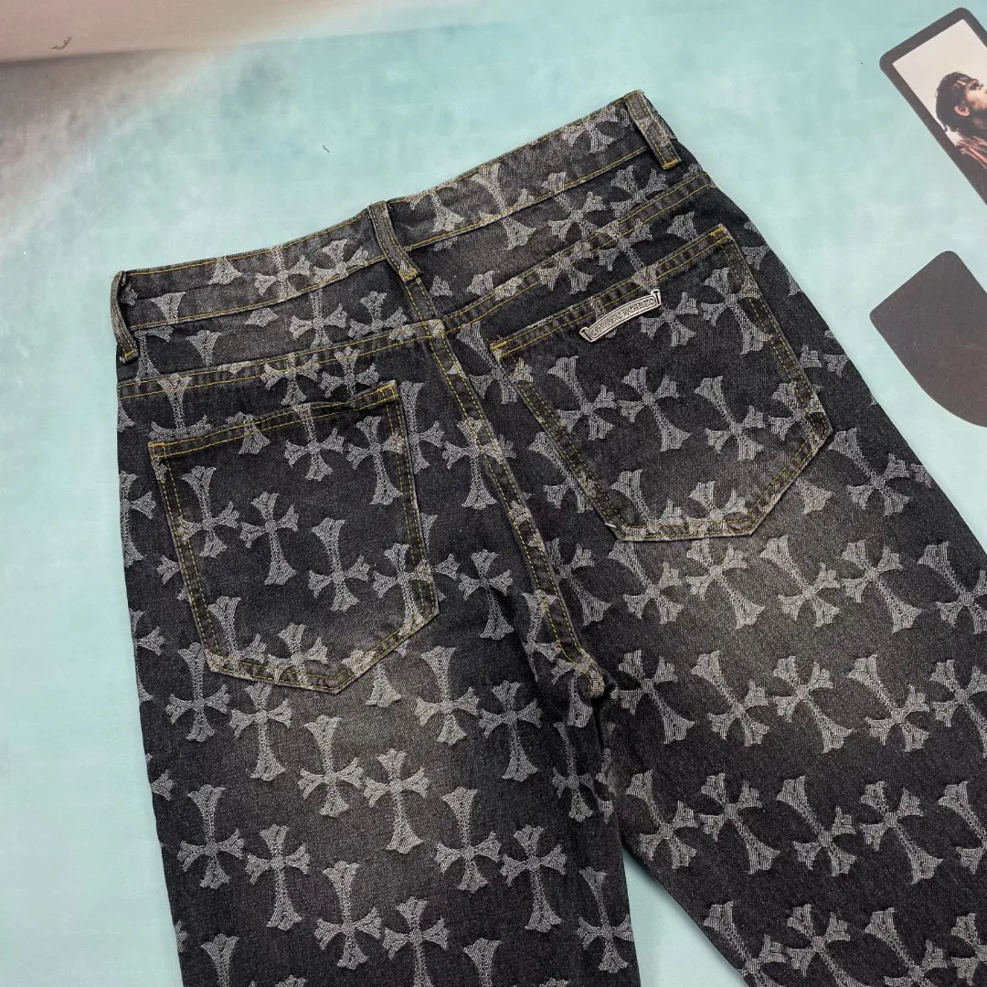 🅿️250 🔘Style No.-KL315 🔘Cro Heart𝐂𝐡𝐫𝐨𝐦𝐞 𝐇𝐞𝐚𝐫𝐭 CH All-over Printed Jacquard Bootcut Jeans* This new 2024 autumn cross-printed jeans continues the unique style of Croix Heart. The iconic cross is printed all over the design, which is eye-catching and unique, highlighting the brand's genes. Made of 100% denim cotton fabric with heavy thread count, it is stiff and stylish, maintaining a tough appearance while being soft and skin-friendly, breathable and comfortable, suitable for daily wear. The silver buckle design on the lapel adds a refined texture, and the custom hardware details are exquisite to enhance the overall style. The dark yellow cross logo is all over the body of the pants, which is generous and individual without being too exaggerated. Designed in the same style for couples, both men and women can easily wear it. Complete with three standards, it is different from the ordinary version, and the quality is guaranteed. Whether it is paired with a simple T-shirt to create a casual style, or combined with a personalized top to show a trendy feel, it can be perfectly adapted.  Size: S M L XL XXL (28.30.32.34.36) Color: Black
